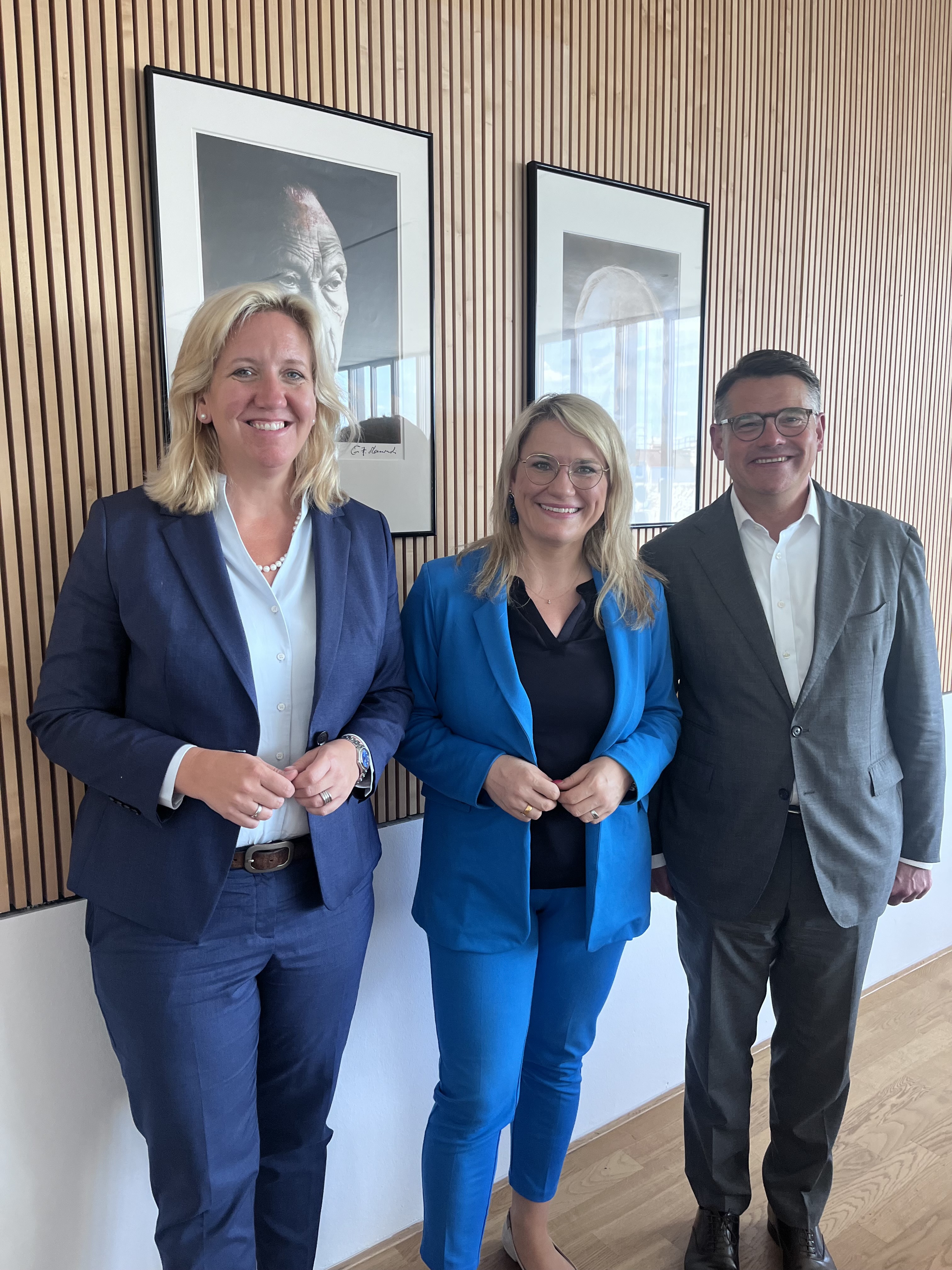 Im Hessischen Landtag mit Fraktionsvorsitzender Ines Claus und Ministerpräsident Boris Rhein